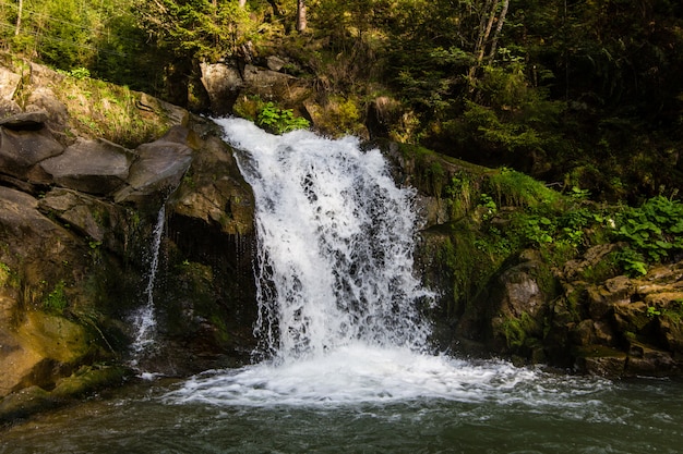 Wasserfall Kameneckkiy in den Karpatenbergen, Ukraine