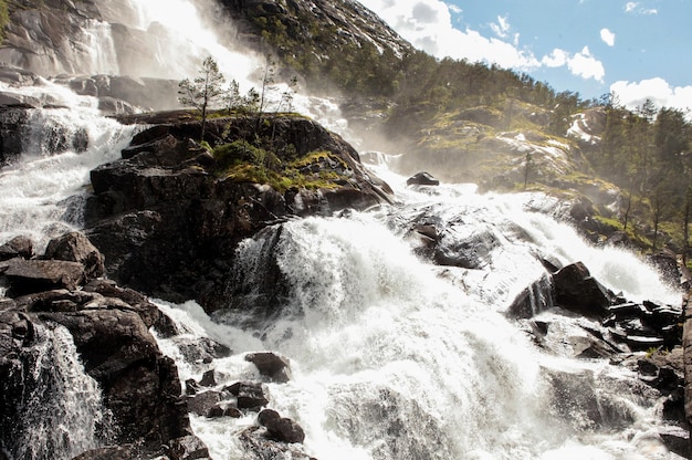 Wasserfall Langfossand in der Nähe des Kraftwerks. Nationale touristische Route. Wahrzeichen in Norwegen zur Sommerzeit.