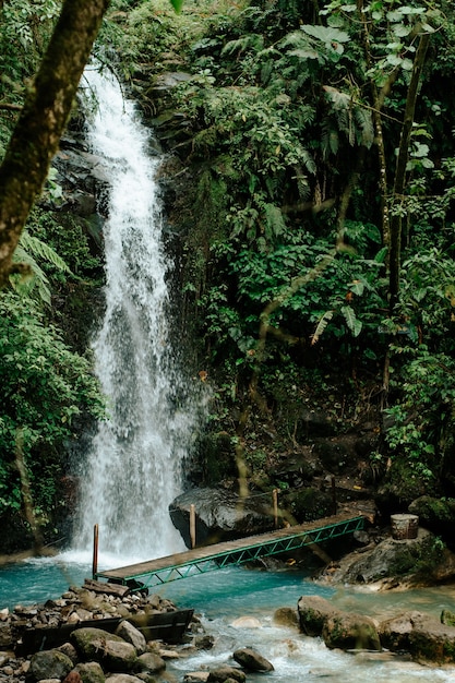 Wasserfall mit einer Holzbrücke in der Mitte des Waldes in Alajuela, Costa Rica.