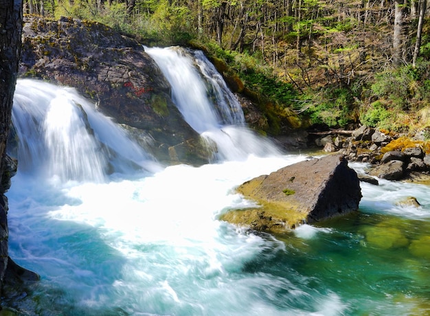 Wasserfall mit Seideneffekt in Patagonien bei El Chalten