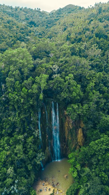 Foto wasserfall mitten in der natur