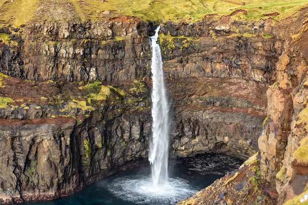 Wasserfall Mulafossur hautnah. Vagar Island. Färöer Inseln