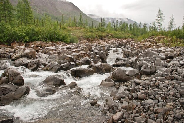 Wasserfall Sechs Jets auf dem Fluss