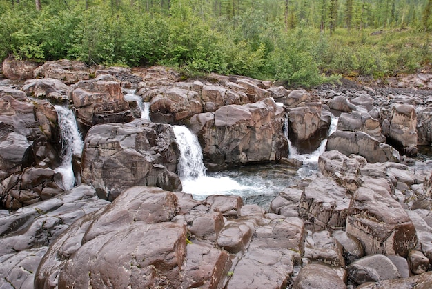 Wasserfall Sechs Jets auf dem Fluss