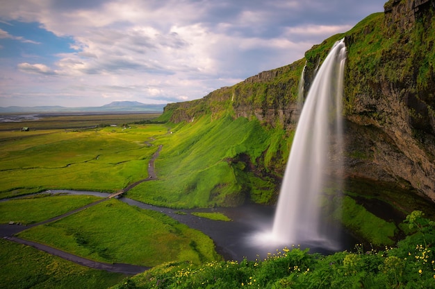 Wasserfall Seljalandsfoss am Fluss Seljalands in Island