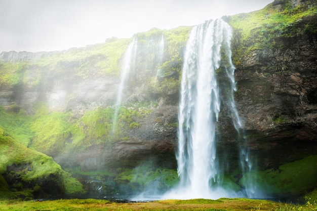 Wasserfall Seljalandsfoss in Island. Schöne Sommerlandschaft