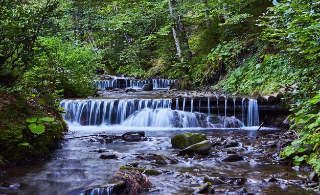 Wasserfall Shipit Shipit einer der schönsten und vollfließendsten Wasserfälle von Transkarpatien