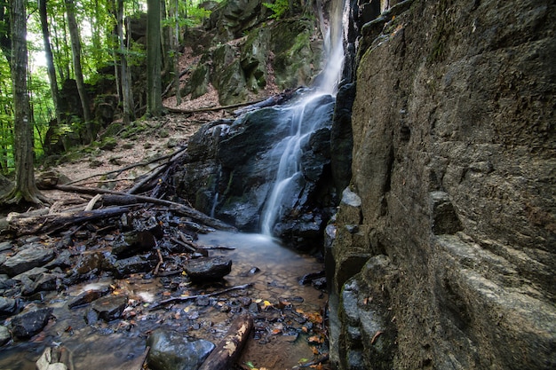 Wasserfall Skakalo in den Karpatenbergen, Transkarpatien, Ukraine