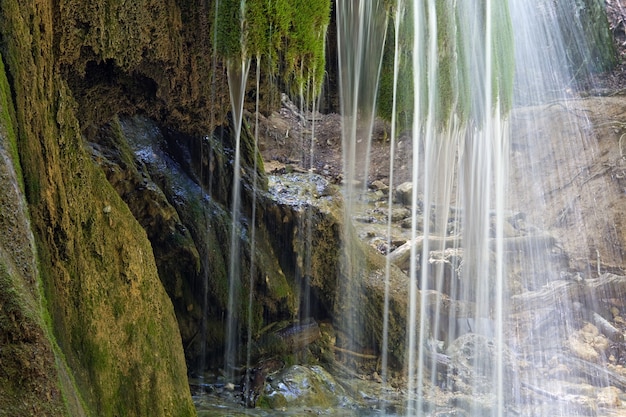 Wasserfall "Sribni Struji" (Silberfäden). Krim, Ukraine. Langzeitbelichtung.