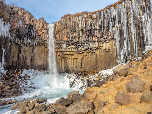 Wasserfall Svartifoss in Island im Nationalpark Vatnajokull unter schwarzen Larven