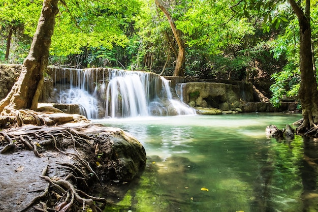 Wasserfall tiefen wald szenisch natürlich im huai mae khamin national parkkanchanaburithailand