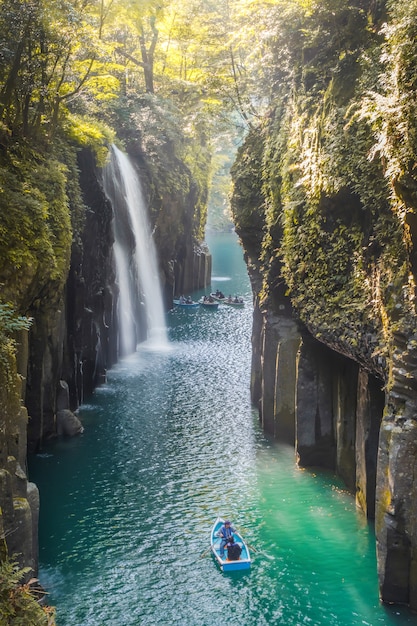 Wasserfall und Boot in Takachiho-Schlucht in Takachiho, Miyazaki, Kyushu, Japan