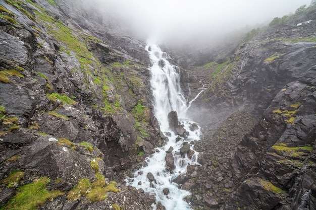 Wasserfall und Brücke auf der norwegischen Landschaftsroute Geiranger - Trollstigen in der Region Sunnmore, More og Romsdal, Norwegen