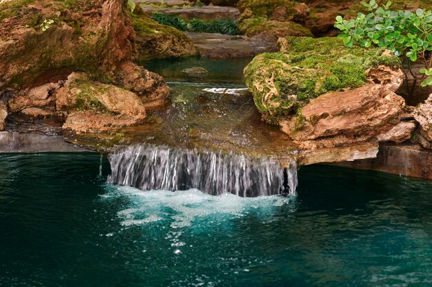 Wasserfall und Felsen Es gibt Wasser und natürliche Felsen