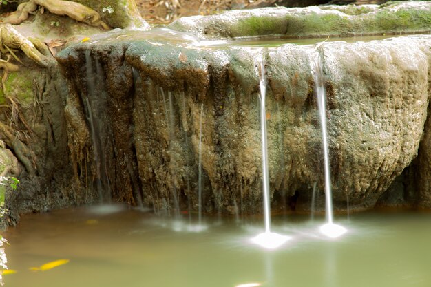 Foto wasserfall und felsen.