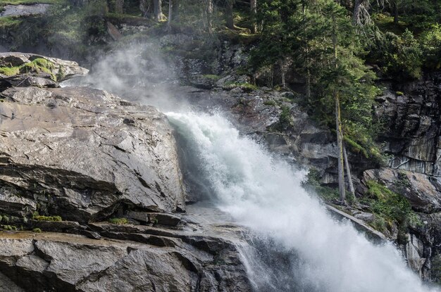 Wasserfall und Felsen