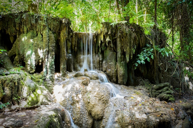 Wasserfall versteckt im tropischen Dschungel (Erawan-Wasserfall)