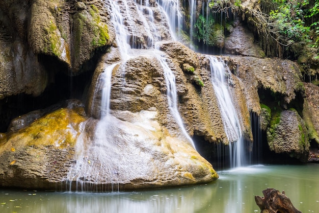 Wasserfall weich szenisch natürlich