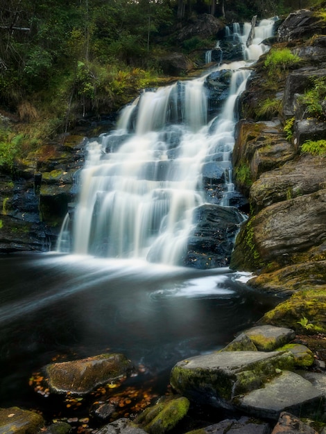 Wasserfall White Bridges. Sommerlandschaft. Wilde Natur