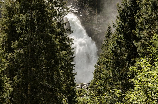 Wasserfall zwischen Bäumen