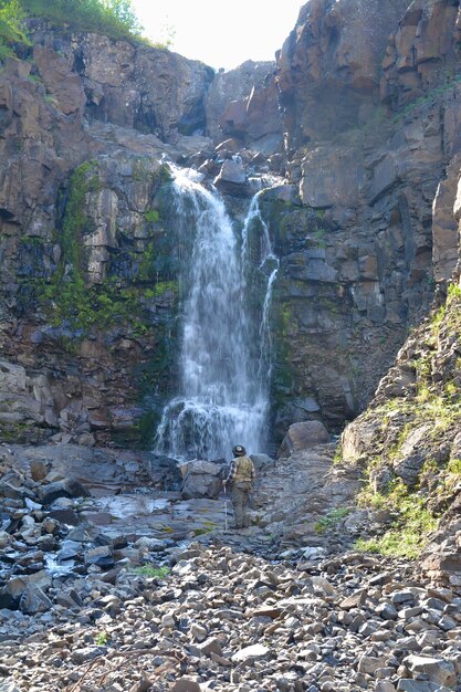 Wasserfall zwischen den Felsen auf dem Putorana-Plateau