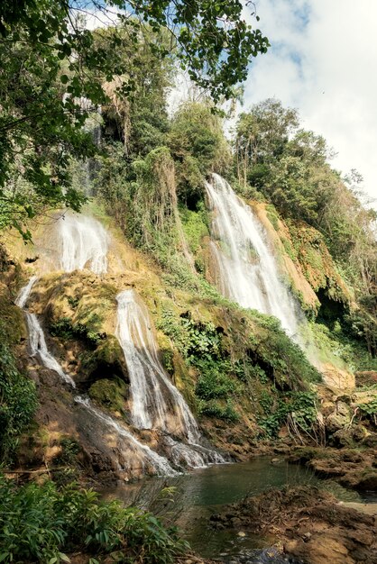 Wasserfallkaskaden im tropischen Wald