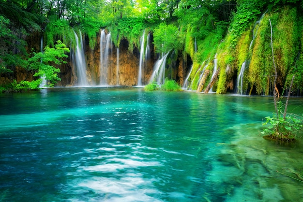 Wasserfalllandschaft von Plitvicer Seen Kroatien.