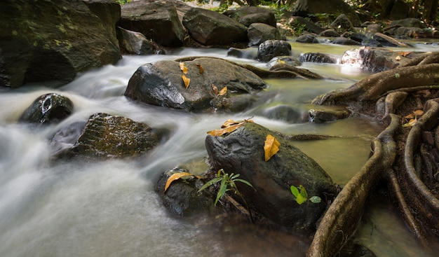 Wasserfalllandschaftstadontonne in Thailand