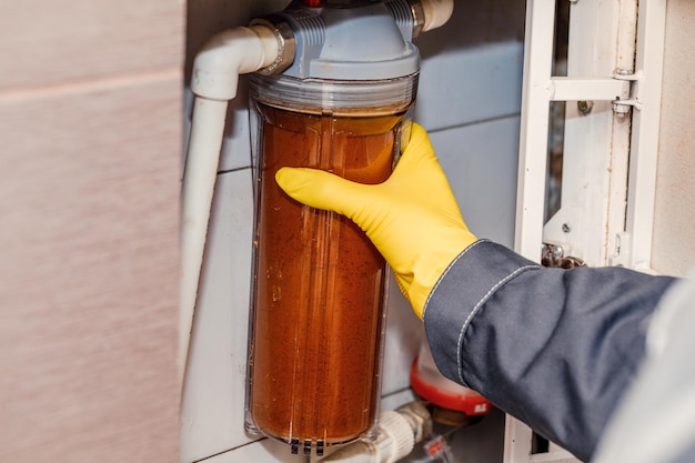 Wasserfilterung – der Klempner wechselt den Schmutzwasserfilter. Reinigung von Leitungswasser.