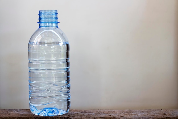 Wasserflasche auf dem Tisch