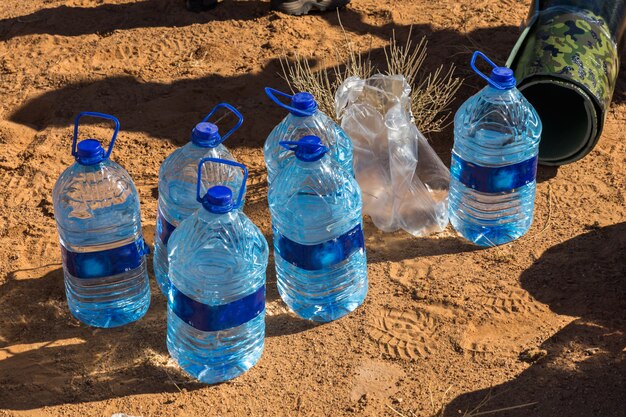 Wasserflasche auf Sand