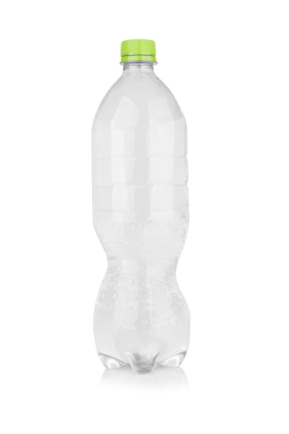 Wasserflasche auf weißem Hintergrund