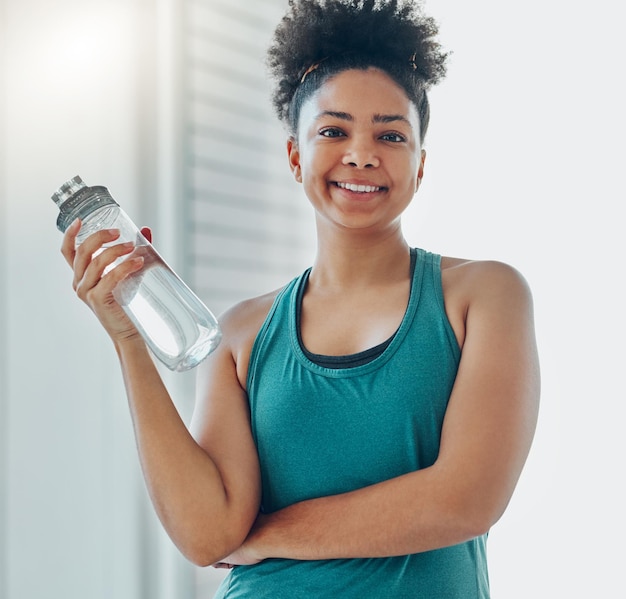 Wasserflasche schwarzes Frauenporträt und eines Athleten in einem Fitnessstudio nach dem Training und Sport Trinkgetränk und gesunder junger Mensch in einem Wellness- und Gesundheitszentrum mit Flasche für Training und Bewegung