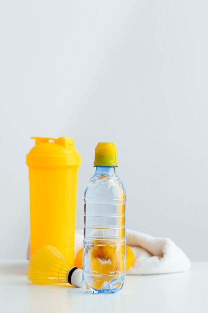 Wasserflasche und shaker-flasche mit protein. sportgetränke