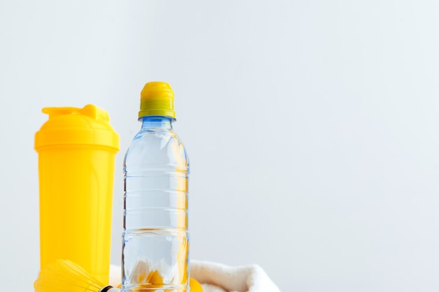 Wasserflasche und Shaker-Flasche mit Protein. Sportgetränke