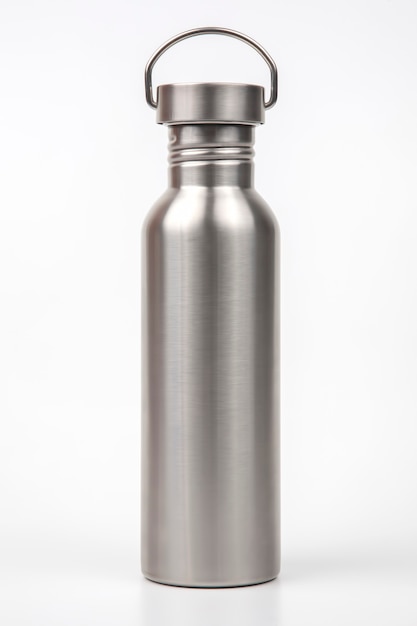 Wasserflaschen aus Metall aus Stahl auf weißem Hintergrund. Trinkgeschirr aus Metall