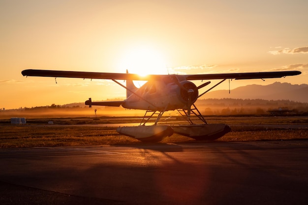 Wasserflugzeug geparkt am Flughafen während eines lebendigen Sommersonnenuntergangs