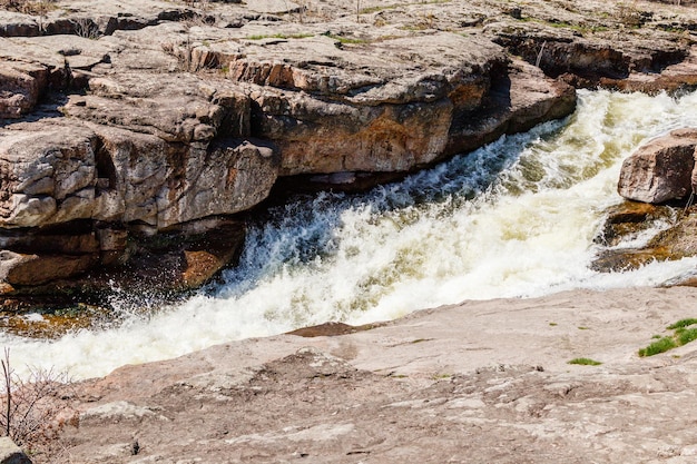 Wasserfluss und Spray von einem Stein