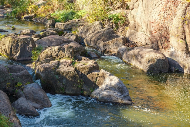 Wasserfluss und Spray von einem Stein