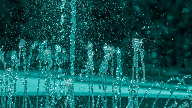 Wasserfontäne im Stadtpark. Sprudelndes Wasser und Tröpfchen