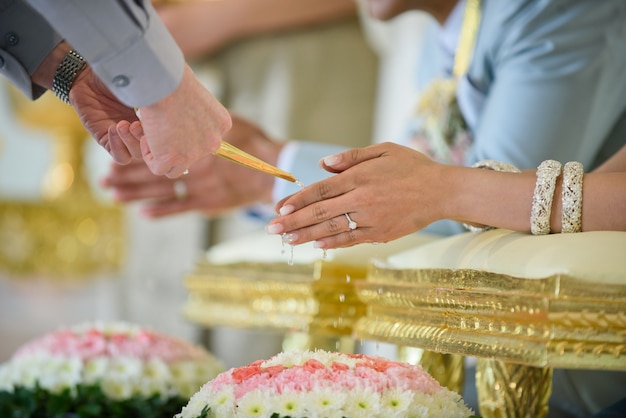 Wassergießen, thailändische traditionelle Zeremonie, Engagement