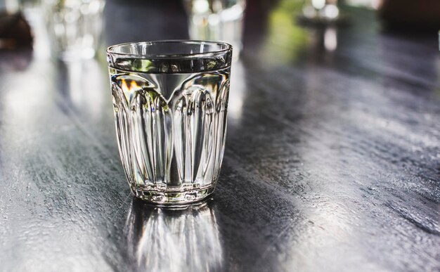 Wasserglas auf dem Tisch