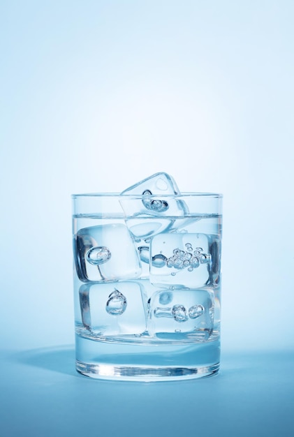 Wasserglas mit Eis