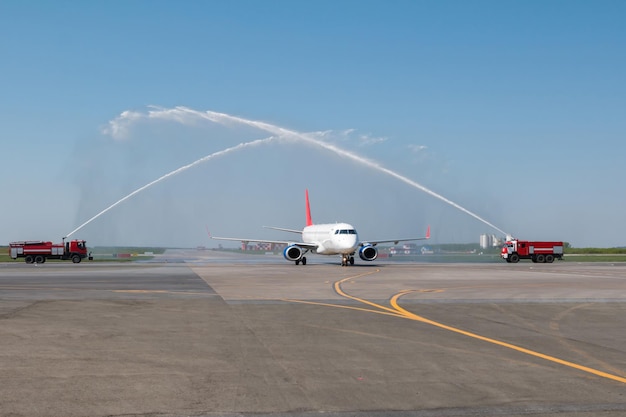 Wassergruß per Feuerwehrauto am Flughafen für den ersten Besuch von Passagierflugzeugen