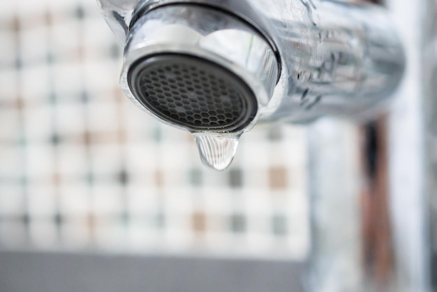 Wasserhahn mit Wassertropfen hautnah