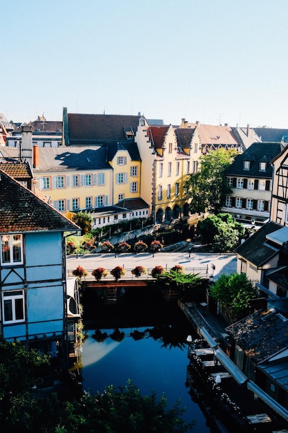 Wasserkanal in der Nähe von Gebäuden in der Stadt Foto