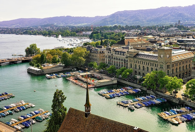 Wasserkirche y barcos en Zurich en Limmatquai, Suiza