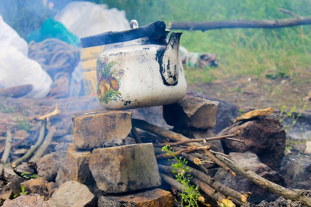 Wasserkocher über brennendem Lagerfeuer