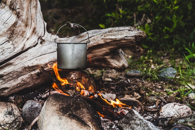 Wasserkocher über Feuer hängen