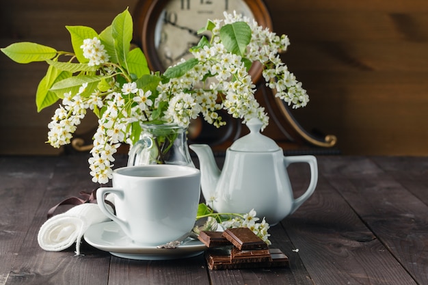 Wasserkocher und Tassen mit Frühlingsblumen
